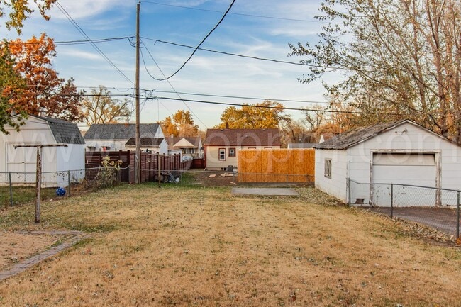 Building Photo - 3 Bedroom / 1.5 Bathroom Home | 60th & Center