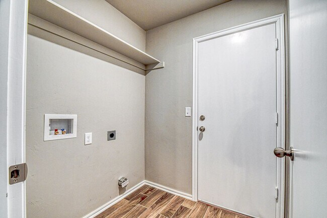 Building Photo - Beautiful Newer Construction Home!