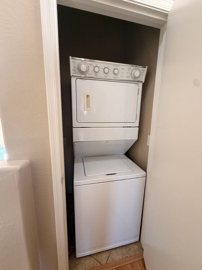 Building Photo - End Unit 2 bed/2.5 bath Town Home Ready 4 Move In!
