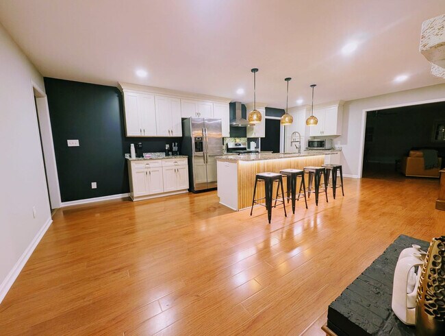 Building Photo - 469 Holt Rd NE