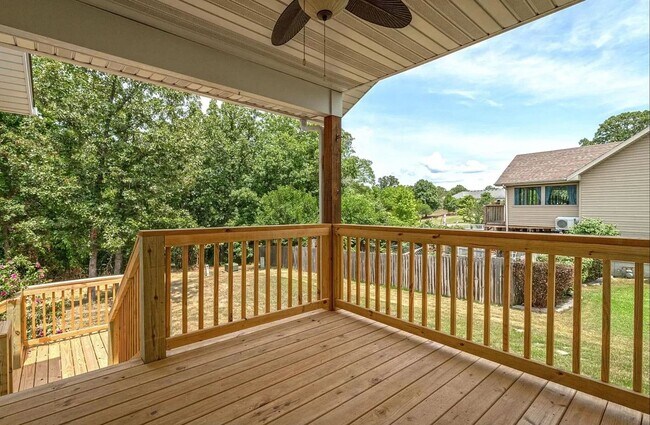 Building Photo - 5 Bedroom Home Located in Waynesville, MO!