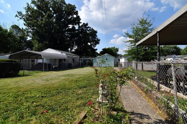 Building Photo - 1403 Sale Ave