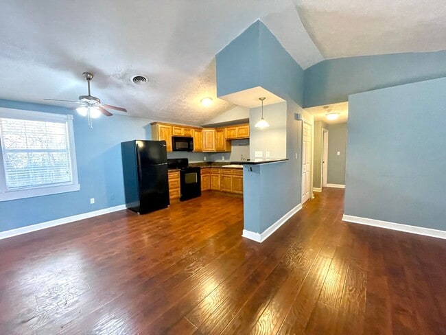 Building Photo - 3 Bedroom home for rent in a Great Neighbo...