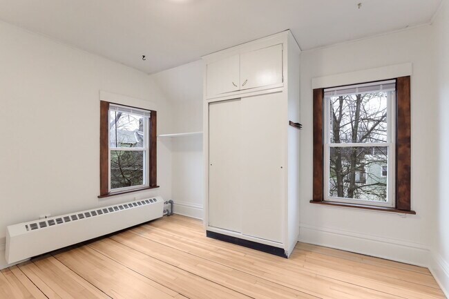 Building Photo - 2105 Como Ave