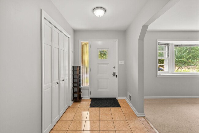 Building Photo - 5 Bed 3 Bath - Chevy Chase Rambler - Move IN Ready