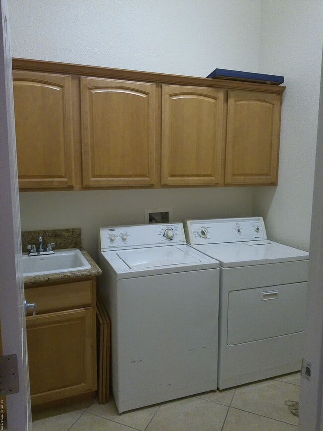 Building Photo - 2910 Swirl Dr