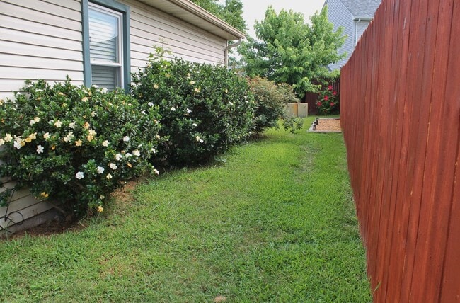 Building Photo - Adorable 3-Bedroom Ranch w/Community Pool,...