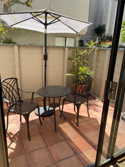 Building Photo - 9111 Lemona Ave