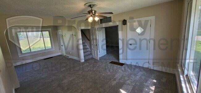 Building Photo - Country 3 Bedroom Apartment with Detached Garage