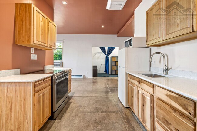 Building Photo - Bright Midtown Studio Loft