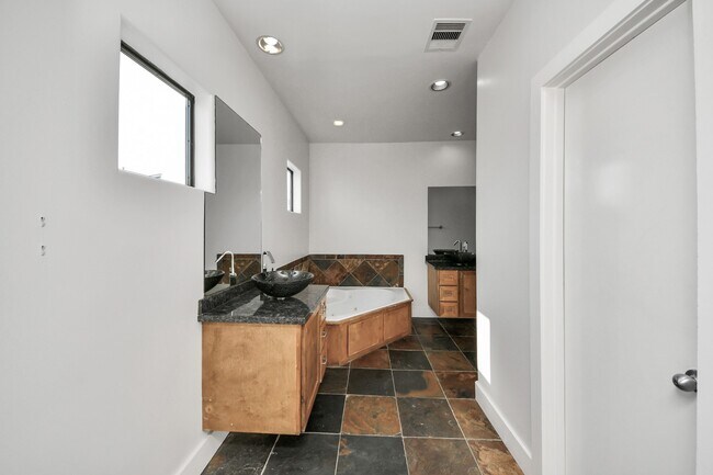 Building Photo - 2911 Chartres St