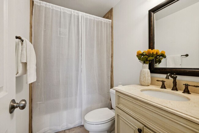Building Photo - Walkable Location, Location, Location in G...