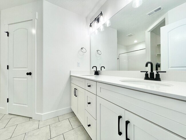 Building Photo - Beautiful Poolside Townhome at The Exchange!