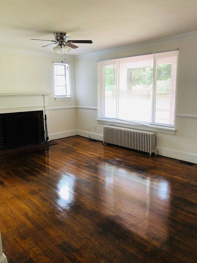 Building Photo - Adorable 3 bdrm/1.5 bath Home on a Corner ...
