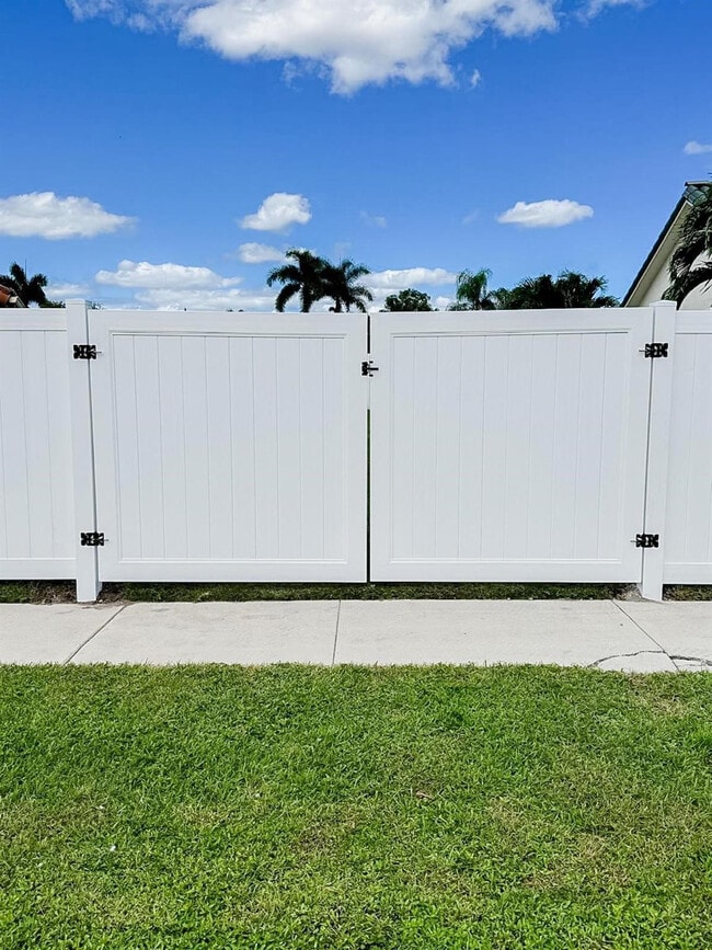 Building Photo - 9398 Laurel Green Dr