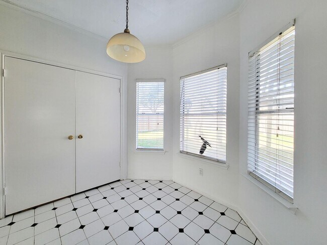 Building Photo - NICE 4 BEDROOM 2 BATH LEASE HOME WITH 2327 SF