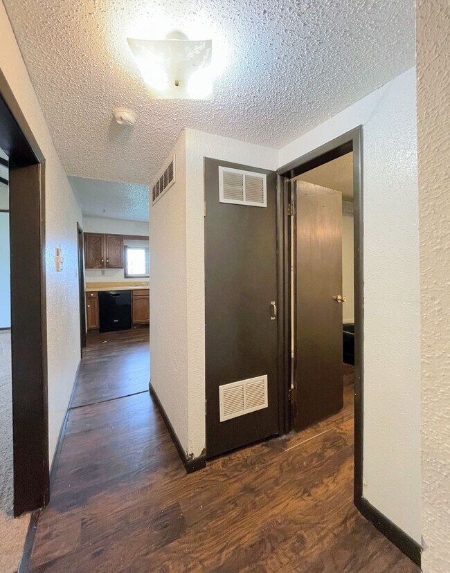 Building Photo - 3 Bed, 2 Bath in South Hutchinson