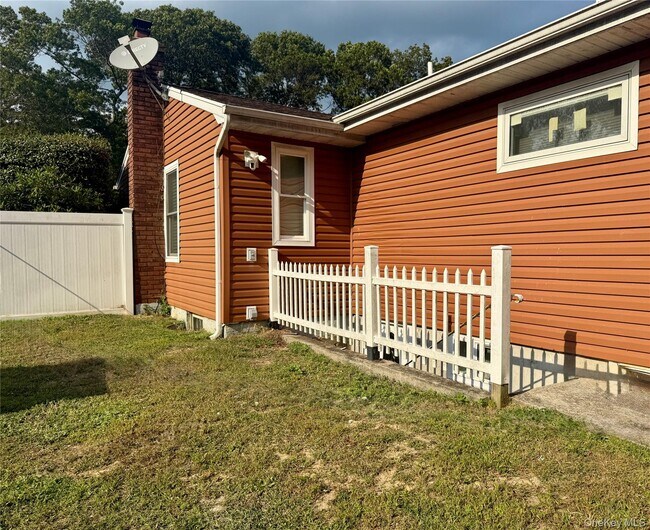 Building Photo - 220 Furrows Rd