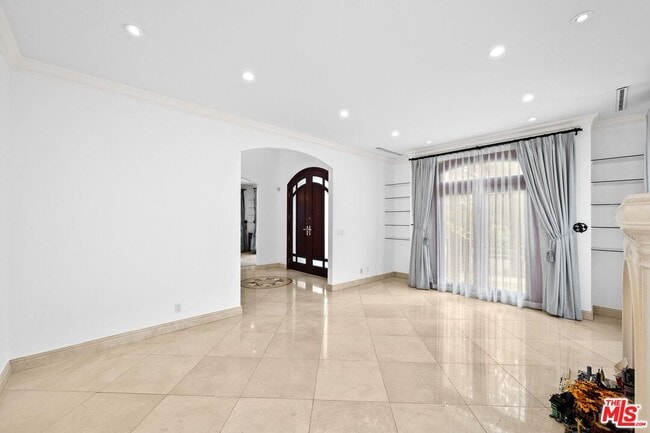 Building Photo - 9033 Cresta Dr