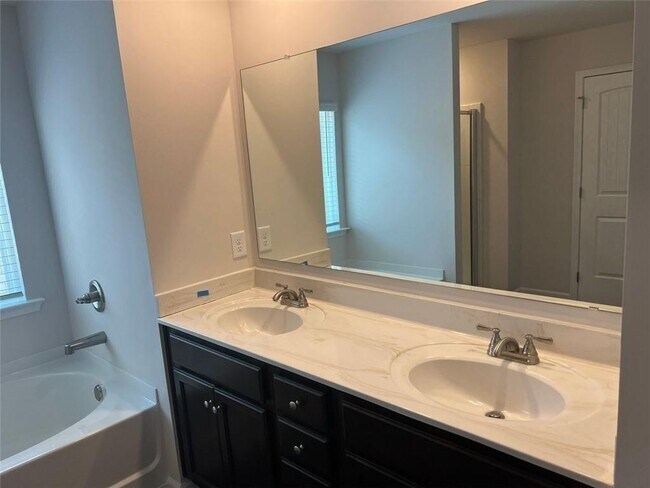 Building Photo - 127 Berry Dr