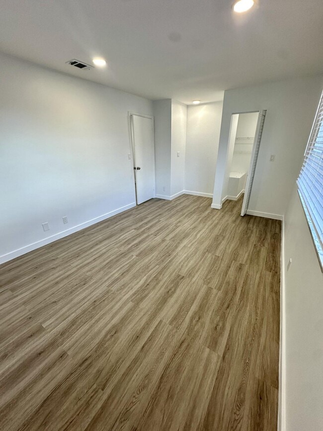 Building Photo - 906 E Tiffany Dr