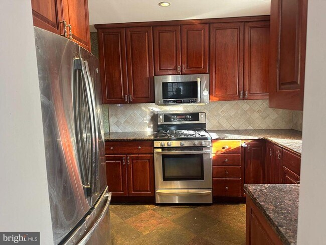 Building Photo - 204 Rosemary Ave