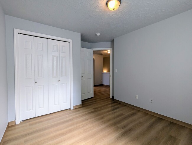 Building Photo - Newly renovated, spacious 2-Level in NE Salem