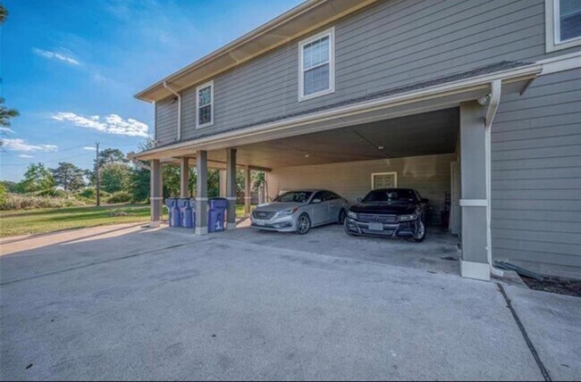 Building Photo - 511 Dahlia St