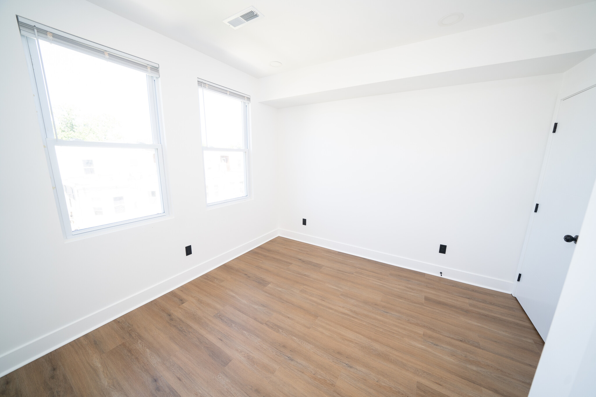 Building Photo - 4927 Catharine St