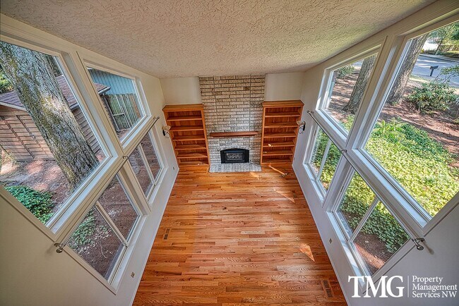 Building Photo - 3841 SE Madsen Ct