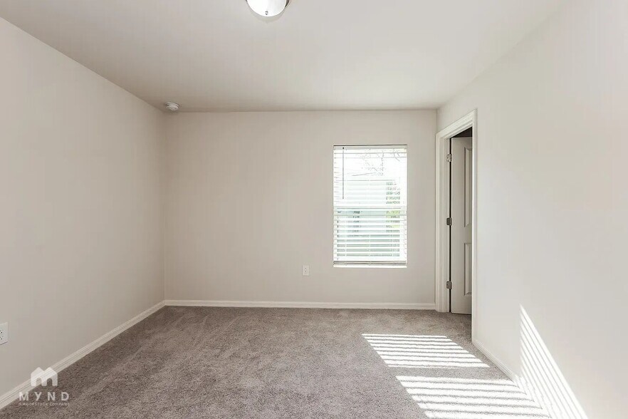 Building Photo - 28257 Chinquapin Dr