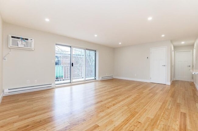 Building Photo - U268L