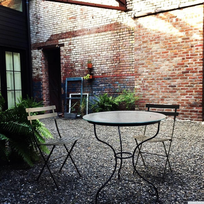 Building Photo - 747 1/2 Columbia St