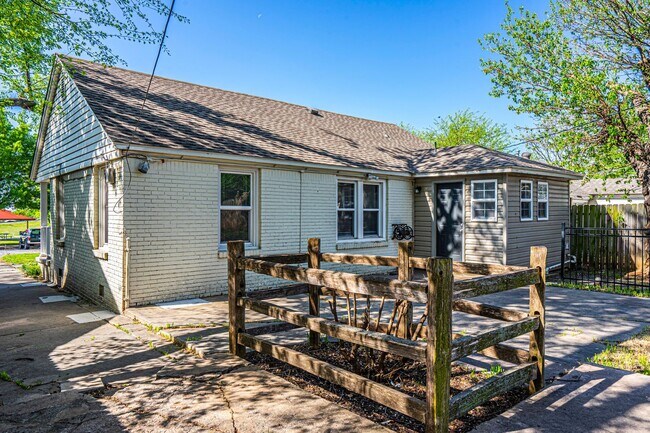 Building Photo - PARK VIEW!!  2 Bed - 1 bath in NW OKC!
