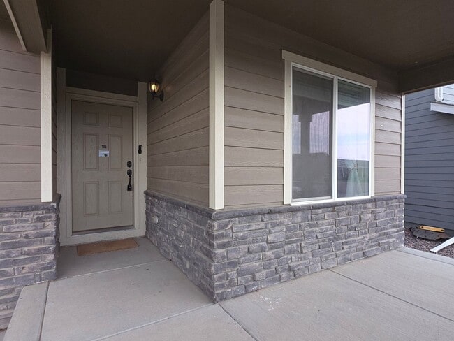 Building Photo - MASSIVE 5 Bedroom Home In Bennett!