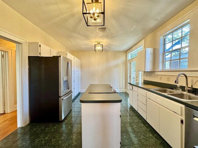 Building Photo - 3112 W Palmira Ave