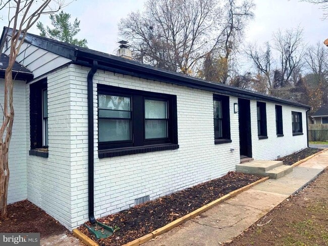 Building Photo - 203 Henson Rd