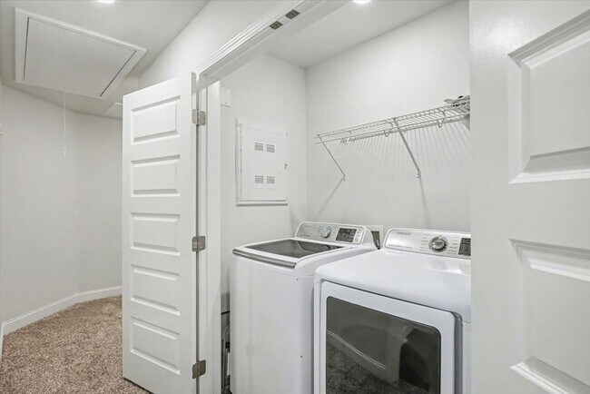 Building Photo - Like New 3 Bed, 2.5 Bath End Unit Townhome in Richmond Hill