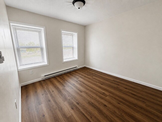 Building Photo - 4 Bed 2 Bath Townhouse for Rent in Rome, NY