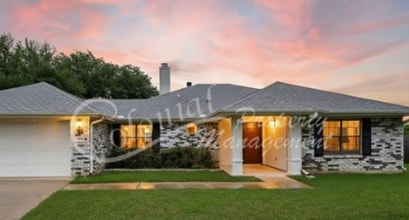 Building Photo - Available Now! 3 Bed 2 Bath