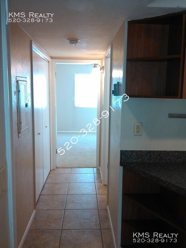 Building Photo - 2525 N Alvernon Way