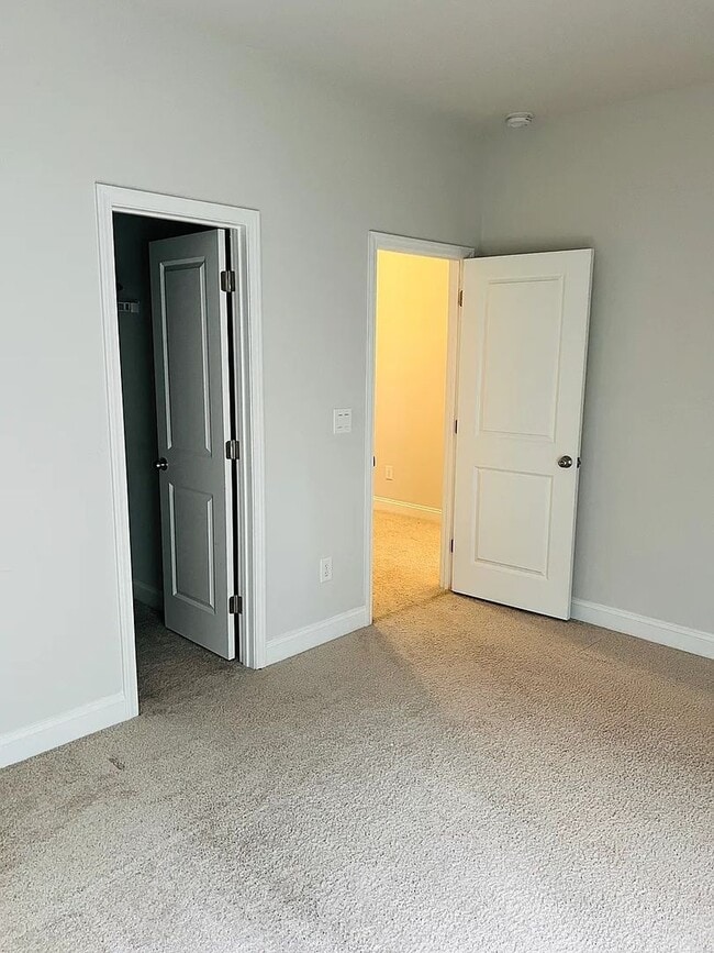 Building Photo - Charming 3BR/2.5BA Townhome located in Cab...