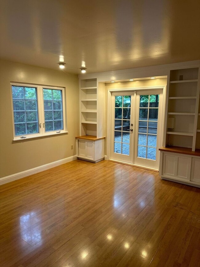 Building Photo - Stunning 4 Bedroom, 3 Bath Single Family Home with Spacious Yard - Available July 15th!