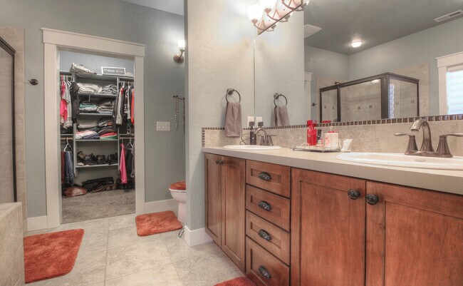 Building Photo - 1262 E Lone Shore Dr