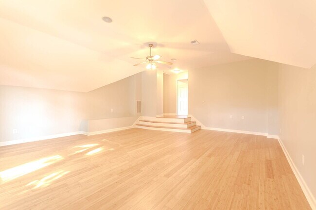 Building Photo - 5 Bedroom Home in Hermitage! Backs Up To T...
