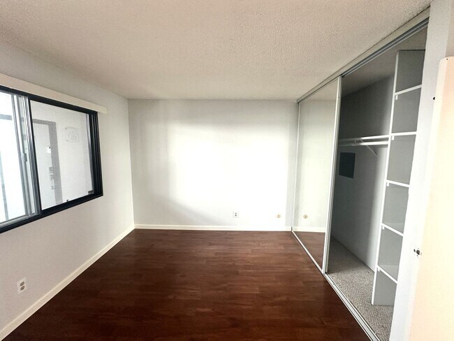 Building Photo - BEAUTIFUL TOP FLOOR  1 BED 1 BATH CONDO W/...