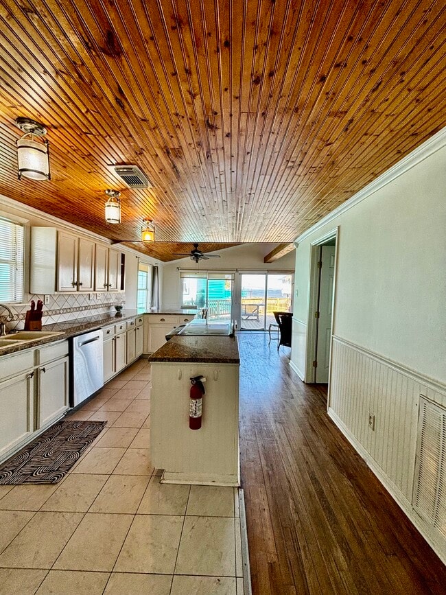 Building Photo - 611 Seashell Dr