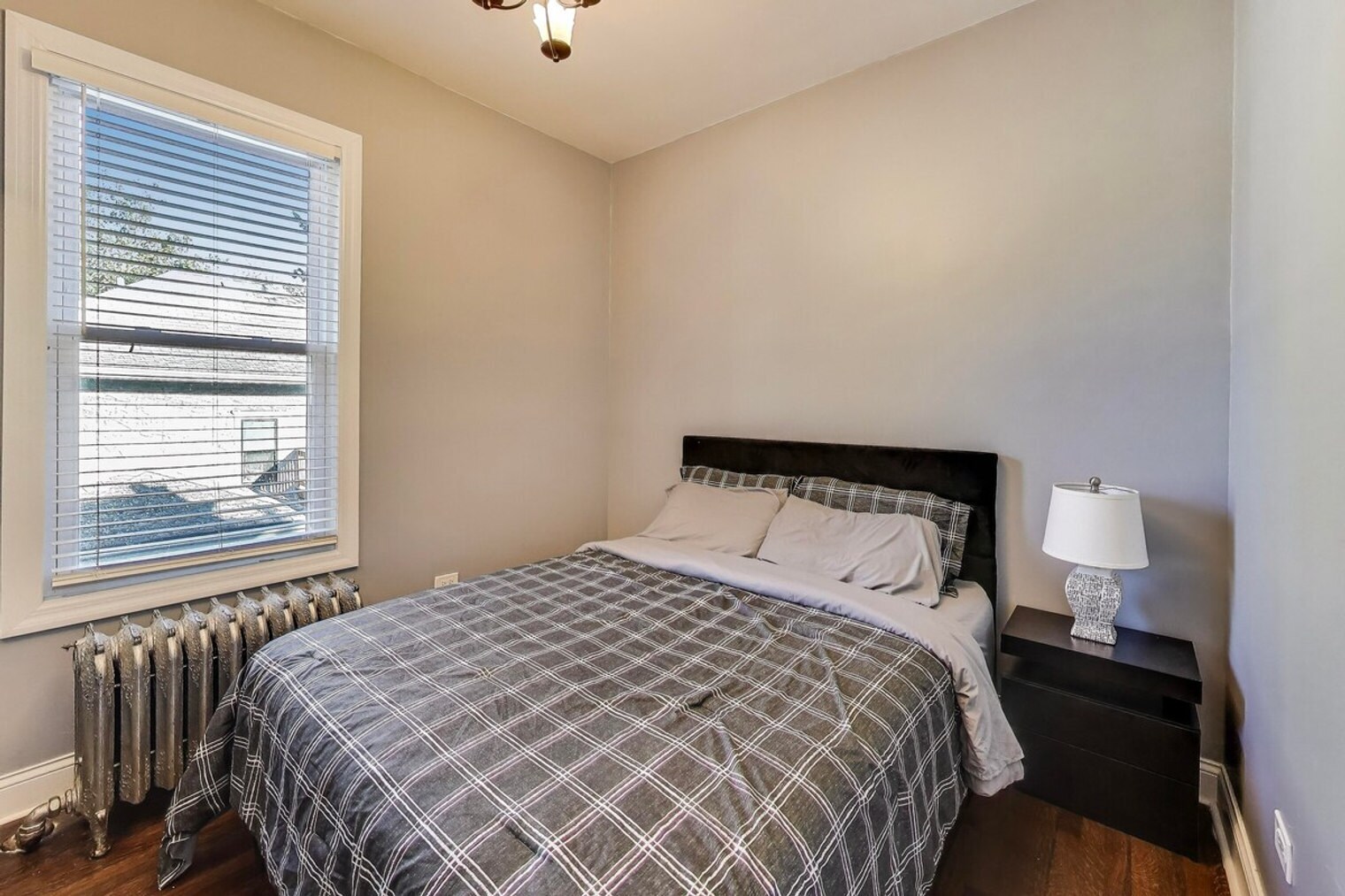 Building Photo - 1506 W Thome Ave