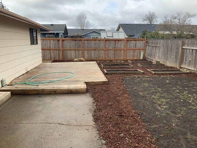 Building Photo - 2 Bedroom Duplex in Springfield