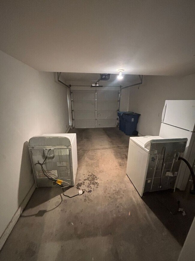 Building Photo - *GREAT TOWNHOME IN GATED "SILVERADO RANCH COMMUNITY!!"